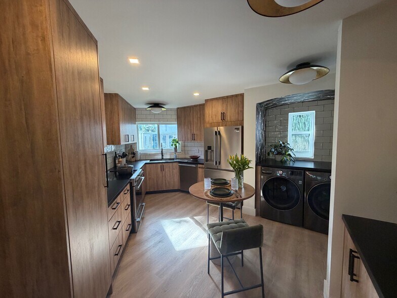 Building Photo - 818 SE 4th St