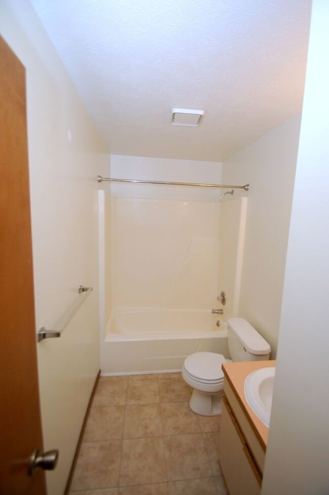 Building Photo - 517-E S Silverwood Lane