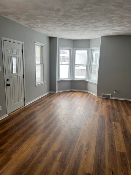 Living Room - 209 E Wisconsin St