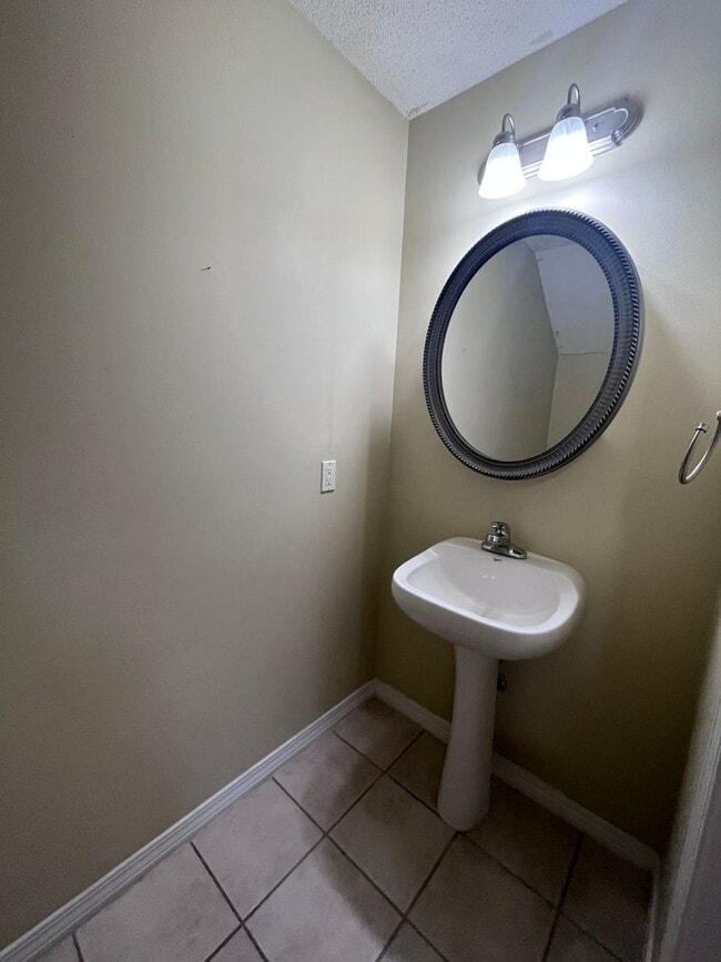 Building Photo - Crestview Townhouse