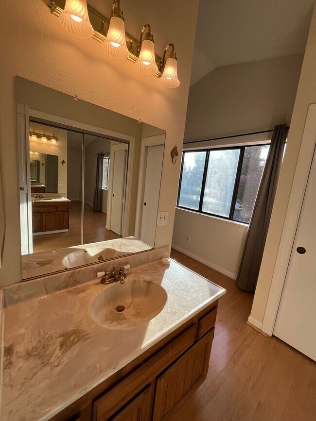 Building Photo - *Holiday Move In Special, $500 Off First Month's Rent! Large 4 bedroom/ 2.5 Bathroom Home for Ren...