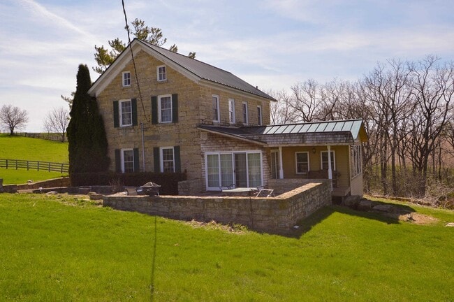 Building Photo - 3884 Breezy Hill Rd