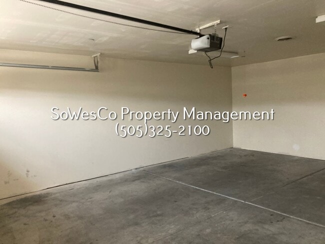 Building Photo - 3 Bedroom 2 Bath - three story home with Garage