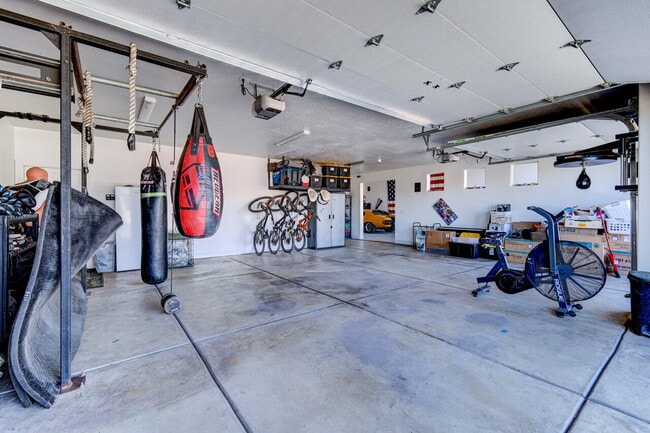 Building Photo - "Charming 3-Bedroom Retreat with 2 Baths and 2150 Sq. Ft. of Comfort in Santa Clara!"