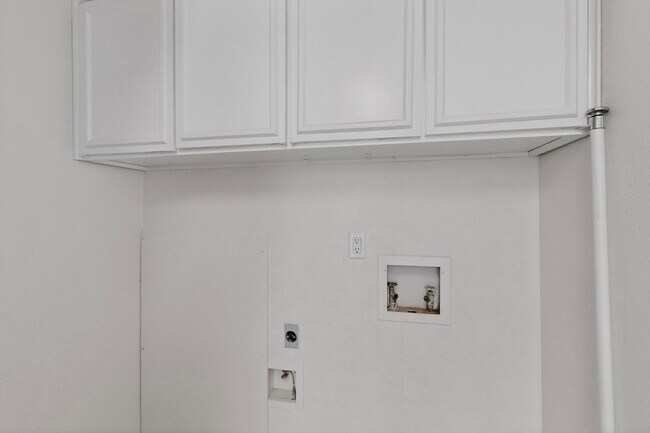 Building Photo - 2018 Warnford Pl