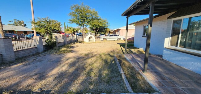 Building Photo - 2126 E Hidalgo Vista