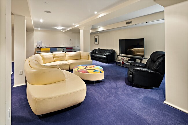 Building Photo - 11 Beachside Common