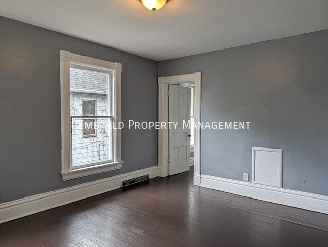 Building Photo - 964 N Court St