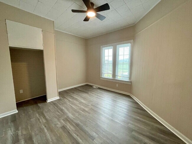 Building Photo - Spacious 4-Bedroom Farmhouse with 2.5 Baths in Raeford!