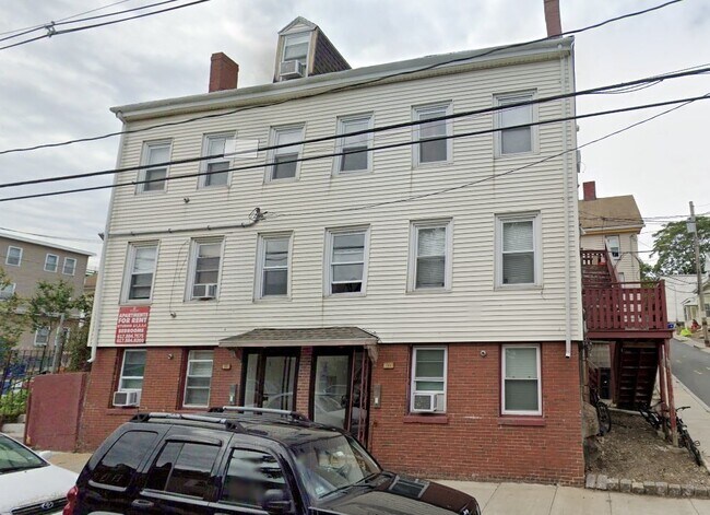 Primary Photo - 104 Beacon St