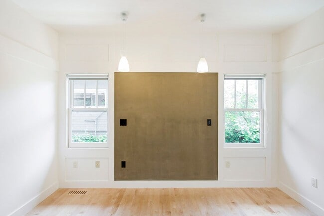 Building Photo - Sunny Apartment in Elmwood Neighborhood