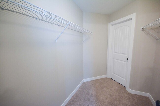 Building Photo - Bright & modern main floor living in newer home!