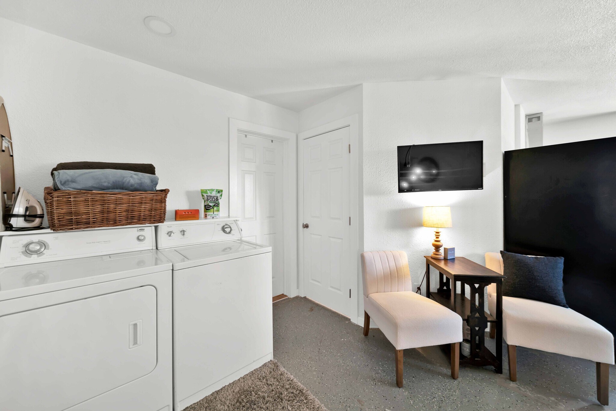 Washer/dryer included guesthouse - 3075 Forest Hills Dr