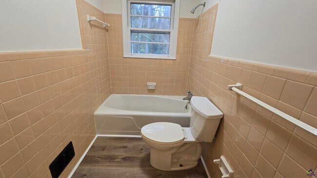 Building Photo - 4035 Meadowbrook Dr