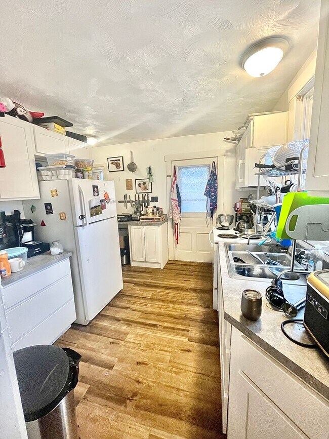 Building Photo - 255-257 N Spring St