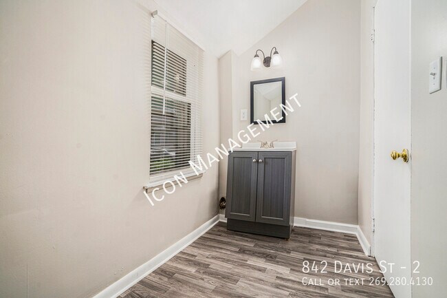 Building Photo - 842 Davis St