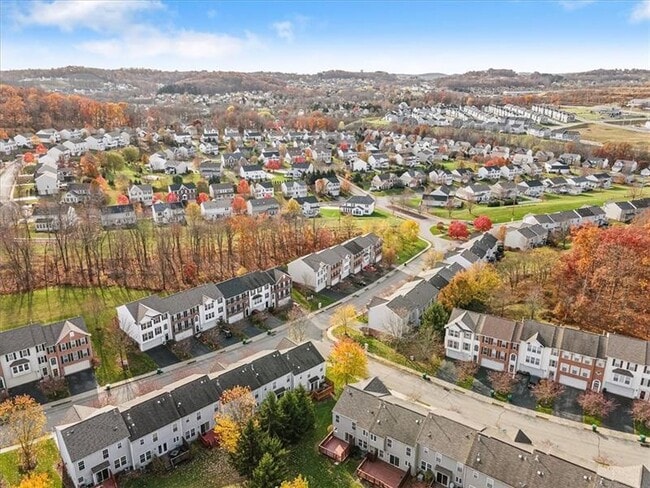 Building Photo - 700 Bush Dr