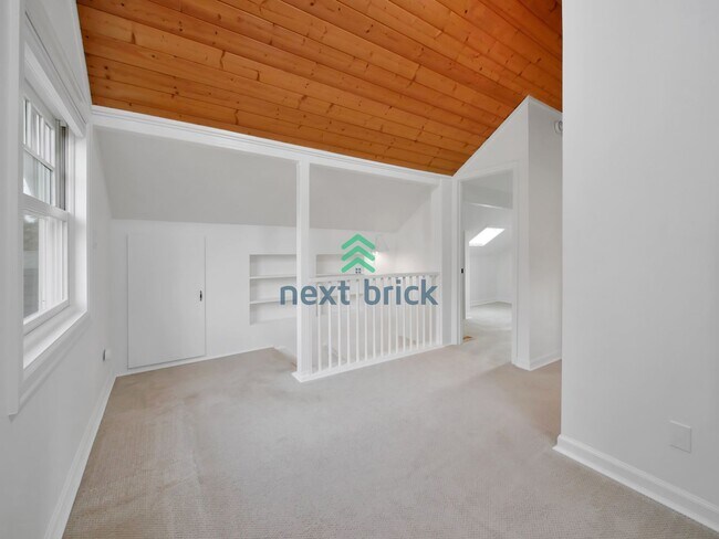 Building Photo - A beautiful 3 bed and 2 bathroom house for rent