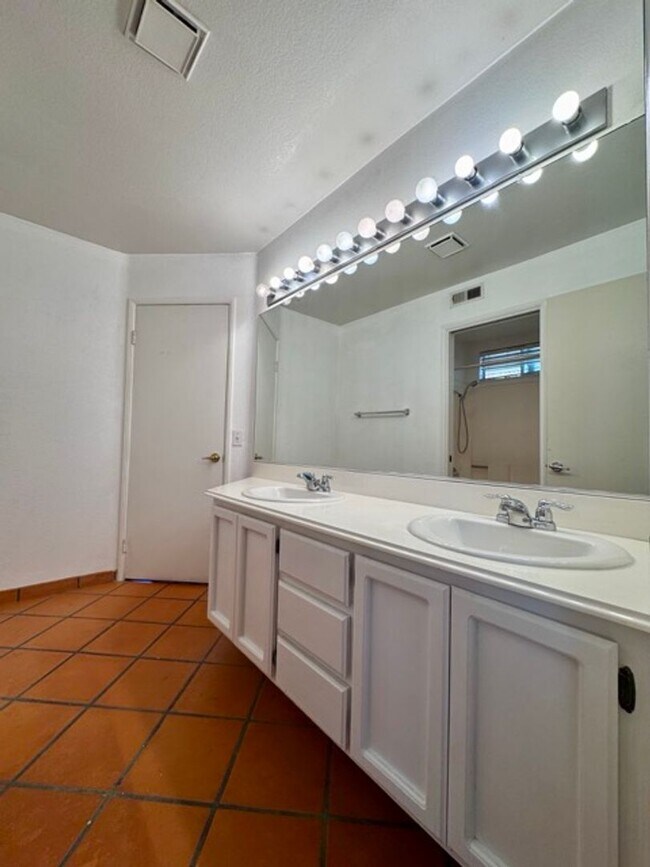Building Photo - Spacious 4 Bedroom Home with Expansive Bac...