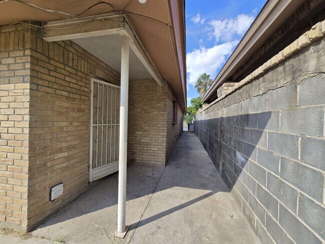 Building Photo - 221 Murcia Dr