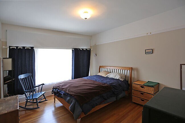 Building Photo - 1120 Shrader St