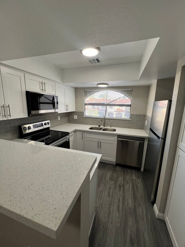 Building Photo - Newly Renovated Enclaves Condo!