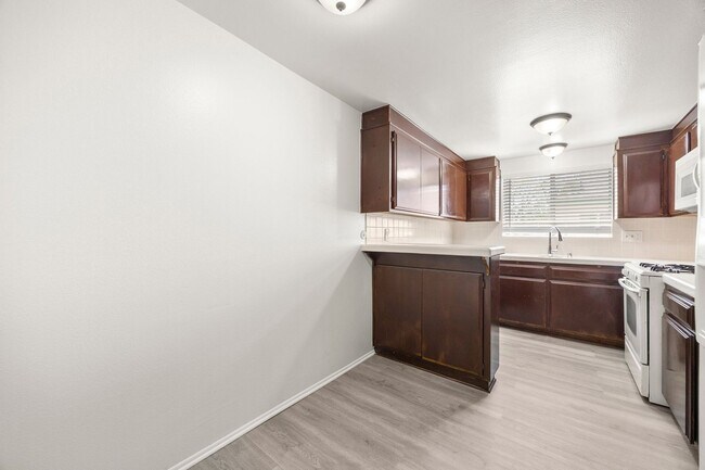 Building Photo - Spacious 2 Bedroom 2 Bathroom 3 Story Cond...