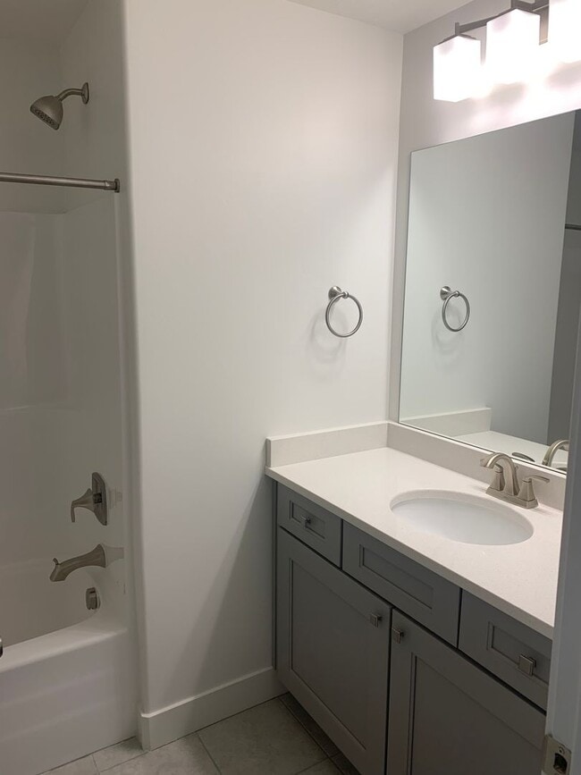 Building Photo - *ROOM ONLY* Beautiful Willow Point Townhome LOOKING FOR FEMALE ROOMMATE-ROOM AVAILABLE