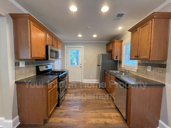 Building Photo - 452 Deckner Ave SW