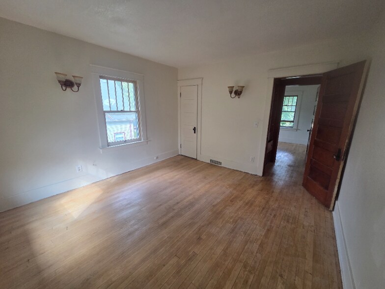 Building Photo - 1907 N Oakley St