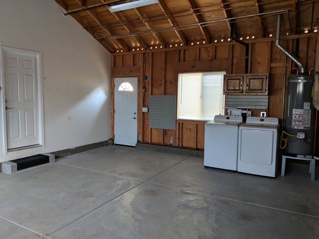 Building Photo - Beautiful 2 Bed/1 Bath Home only Blocks Fr...