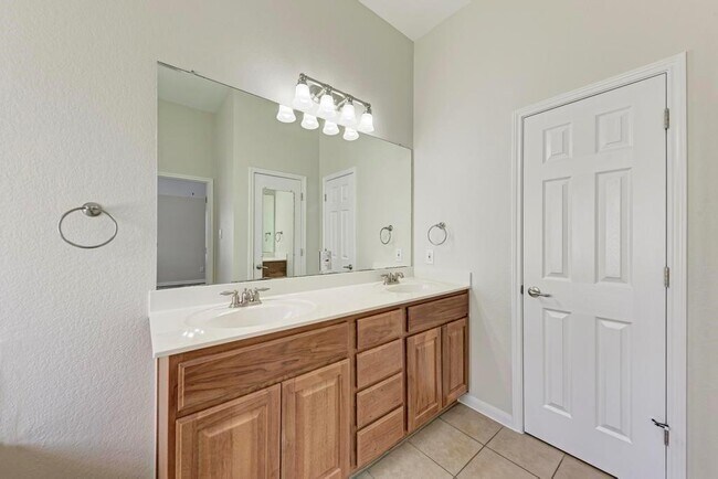 Building Photo - 18420 Dry Brook Loop