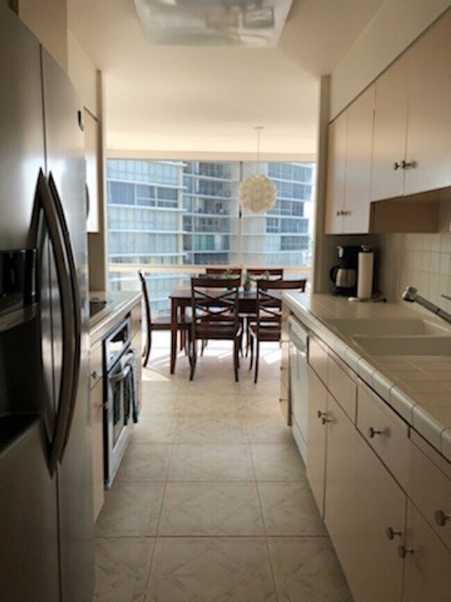 Building Photo - 1810 Avenida del Mundo