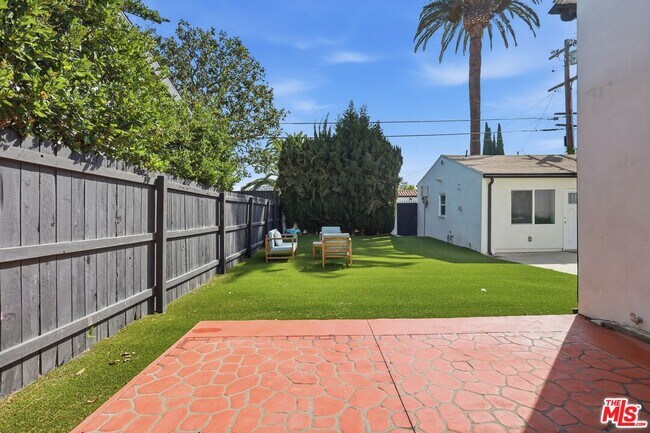 Building Photo - 1170 S Beverwil Dr