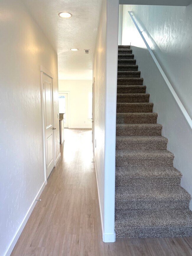 Building Photo - Beautiful Townhome
