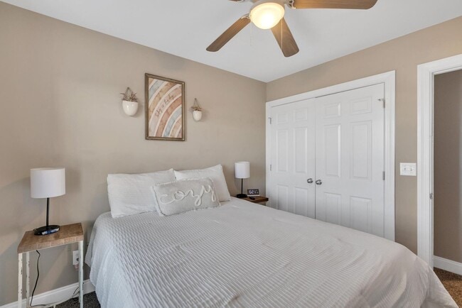 Building Photo - Updated coastal townhome- fully furnished!