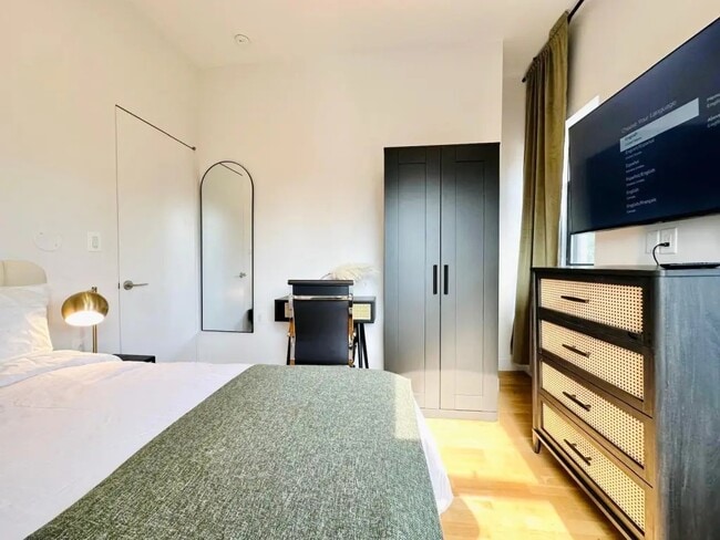 Building Photo - Furnished room/NOT APARTMENT