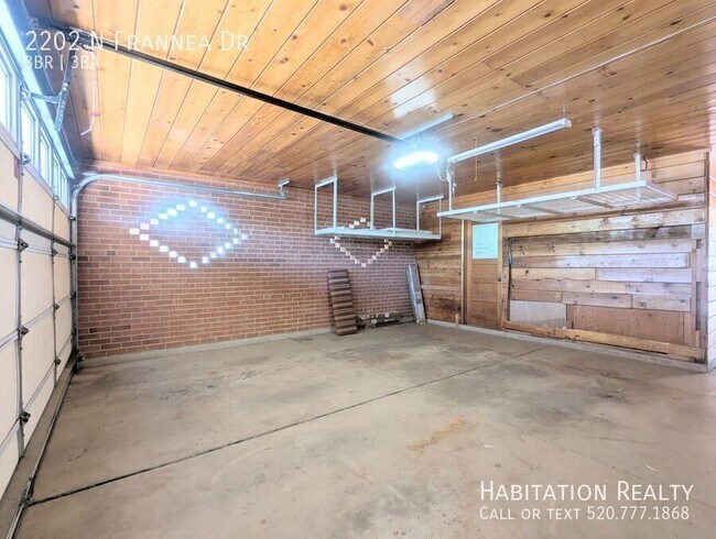 Building Photo - 2202 N Frannea Dr