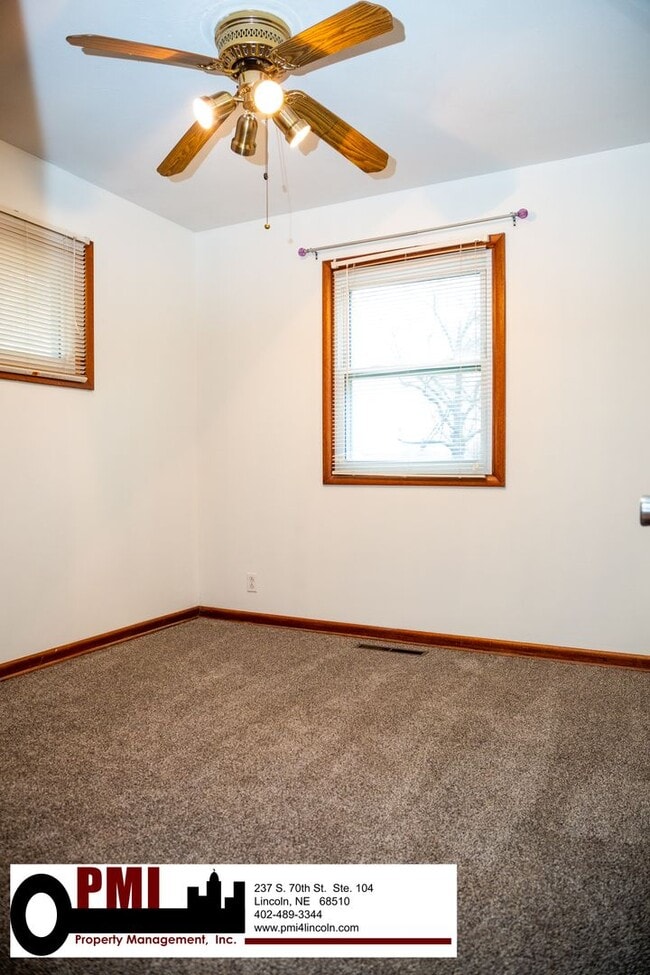 Building Photo - 3 Bedroom and 1.5 bathroom House for rent