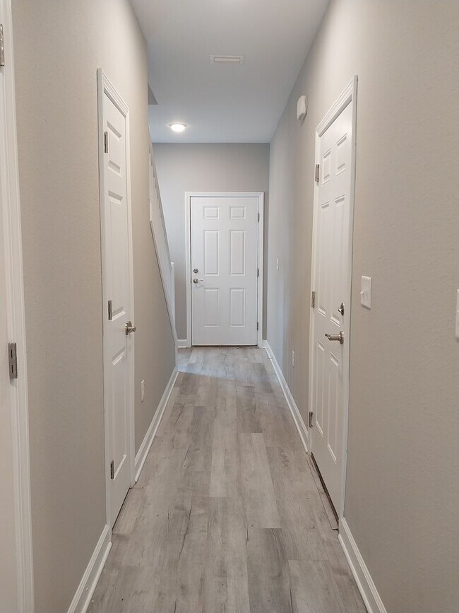 Building Photo - Gorgeous 3 Bedroom 2.5 Bath Townhome