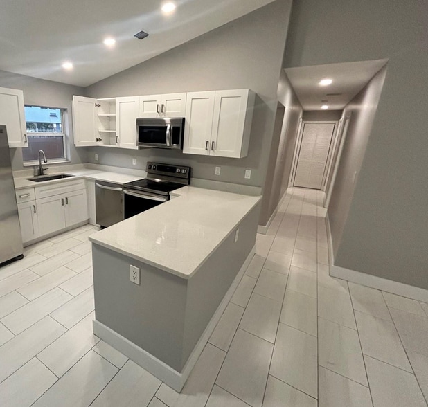 Building Photo - 1724 NW 1st Pl