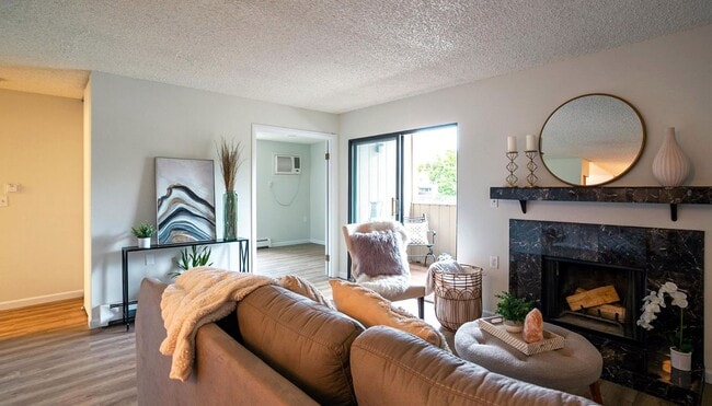 Building Photo - Beautiful Updated 2 Bed 1 Bath Condo by Fo...