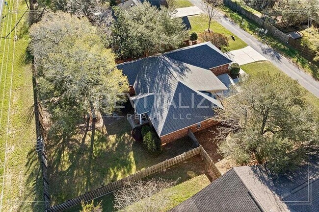 Building Photo - Charming 4 Bedroom/2.5 Bathroom in Fairhope!