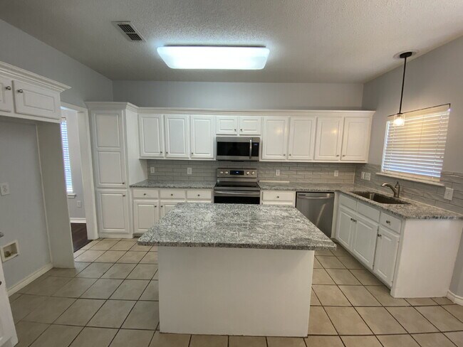 Building Photo - Spectacular 4 Bed 2 Bath in South Lubbock! Cooper School District!