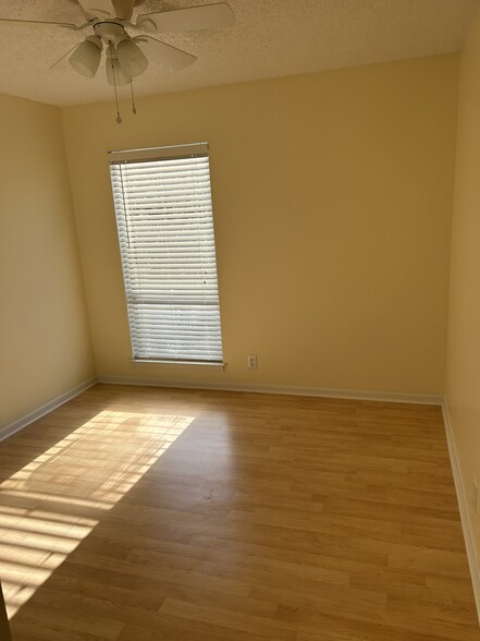 Building Photo - 515 Basswood Ave