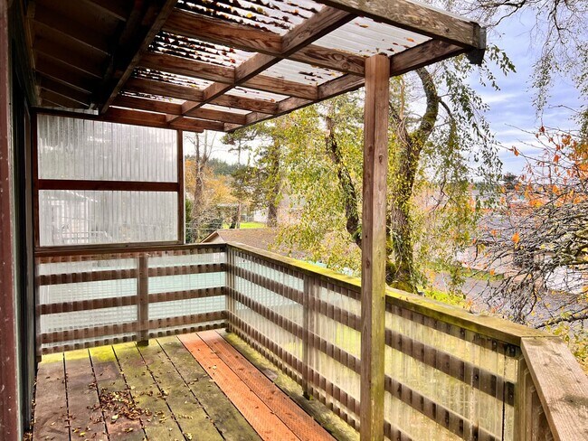 Building Photo - 2135