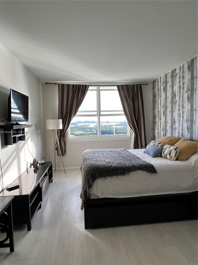 Building Photo - 300 Bayview Dr