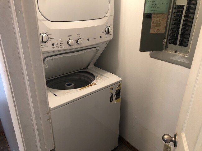 Building Photo - 2 Bedroom with Garage