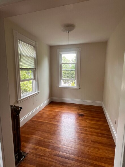 Building Photo - 52 Pleasant St