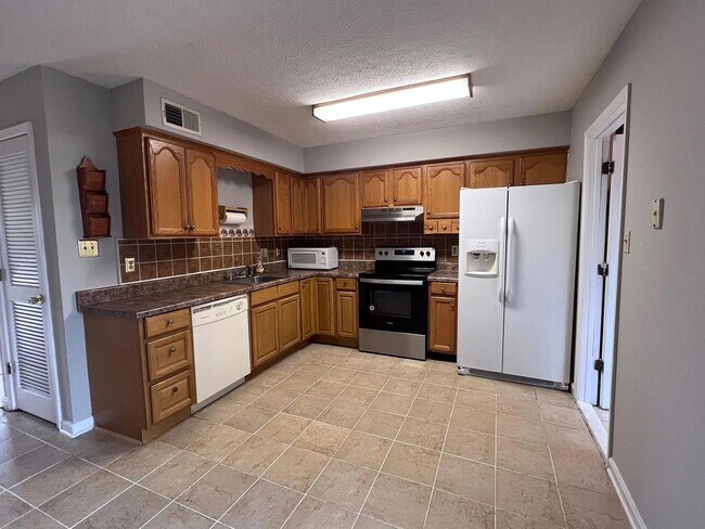 Building Photo - 122 Westwood Cir